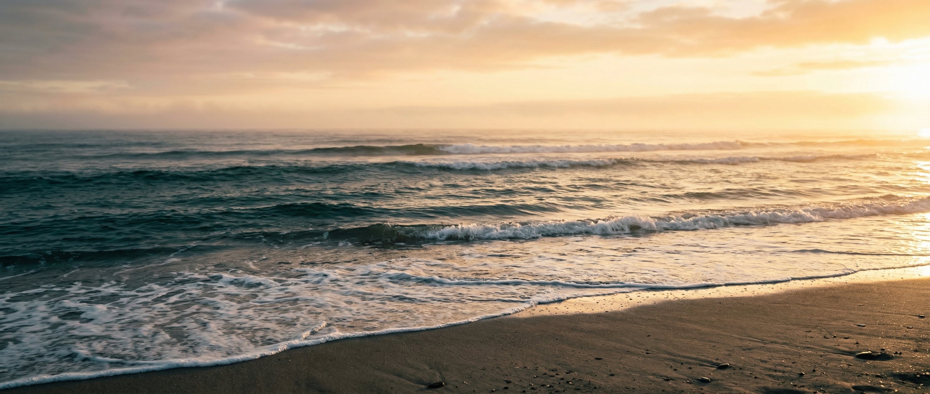 Ondas suaves do oceano ao nascer do sol - Clinica Biomarine Lisboa